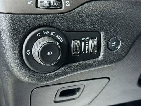 Used 2021 Jeep Cherokee Limited image 10