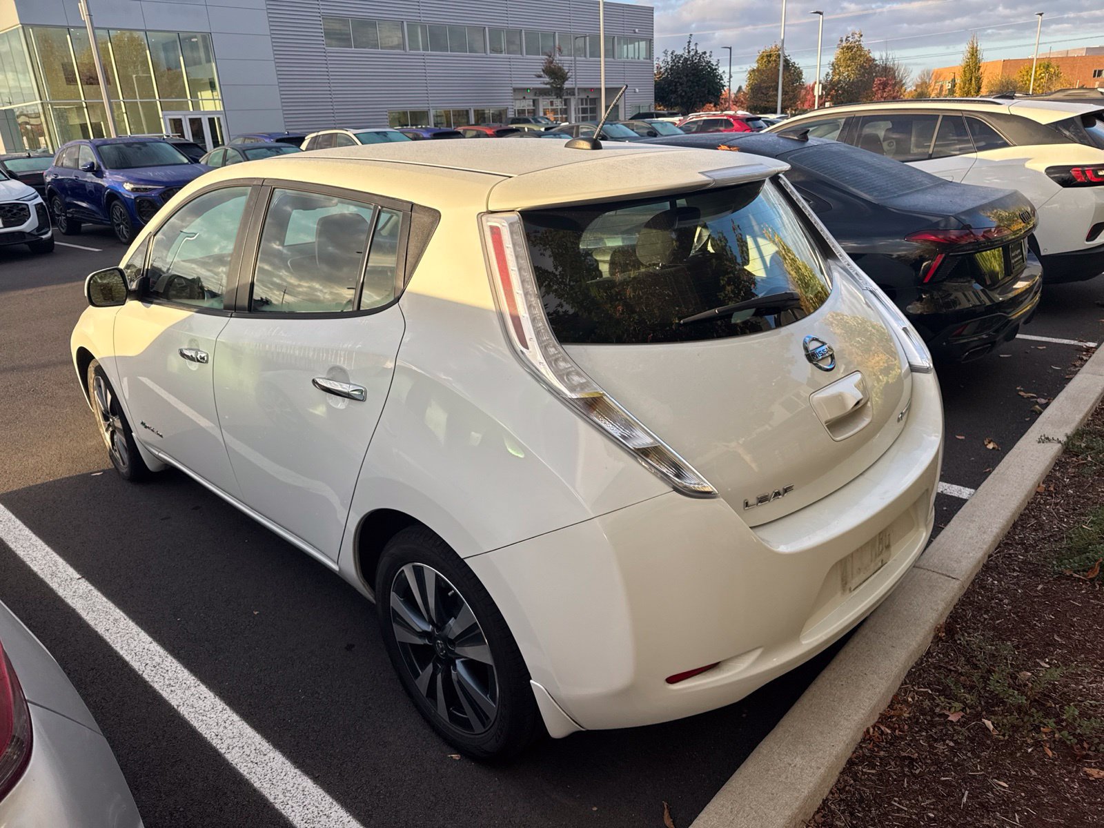 Used 2016 Nissan Leaf SV FWD image 8
