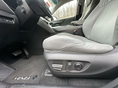 Certified 2021 Toyota Venza Limited image 16