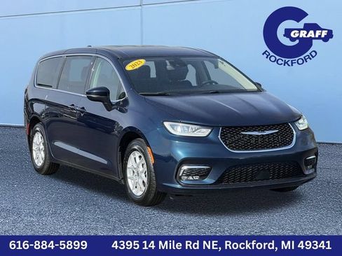 Used 2023 Chrysler Pacifica Touring-L FWD image 1