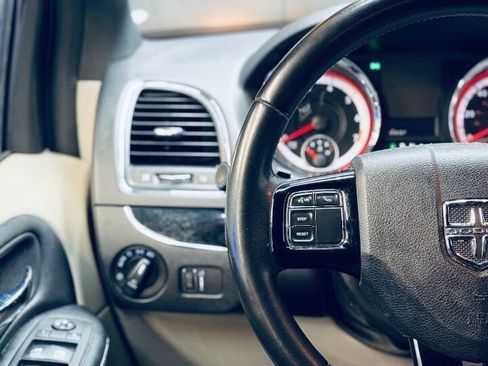 Used 2019 Dodge Grand Caravan SXT image 11