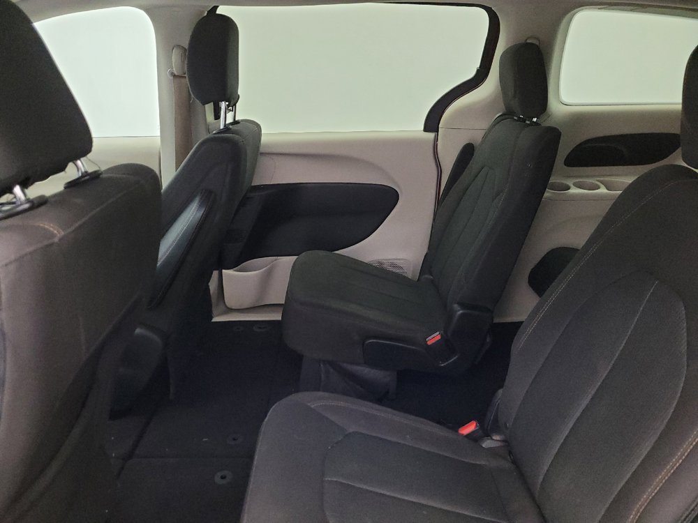 Used 2017 Chrysler Pacifica Touring FWD image 18