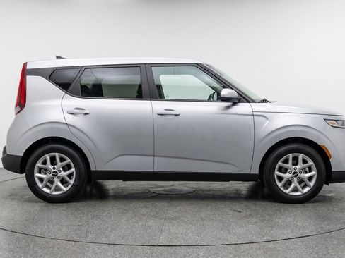 Used 2025 Kia Soul LX w/ LX Technology Package FWD image 11