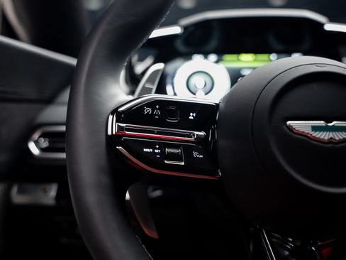 Used 2025 Aston Martin V8 Vantage Coupe RWD image 43
