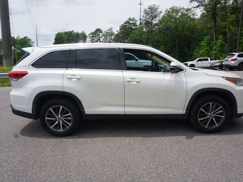 Used 2019 Toyota Highlander XLE FWD image 24