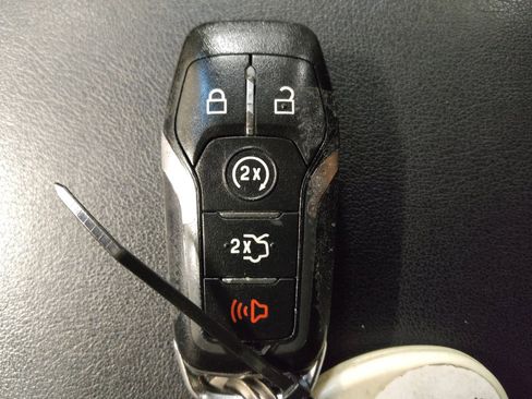 Used 2015 Ford Edge Titanium w/ Technology Package FWD image 32