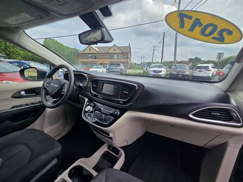 Used 2017 Chrysler Pacifica LX FWD image 46