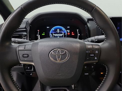 Used 2025 Toyota Camry SE w/ Convenience Package FWD image 18