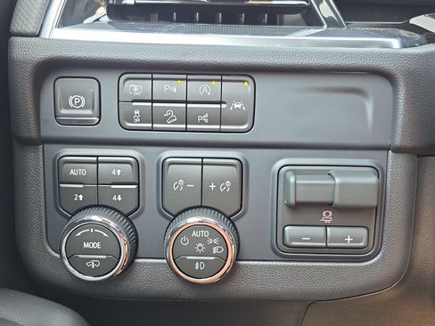 New 2026 Chevrolet Suburban RST w/ RST Capability Package AWD/4WD image 26