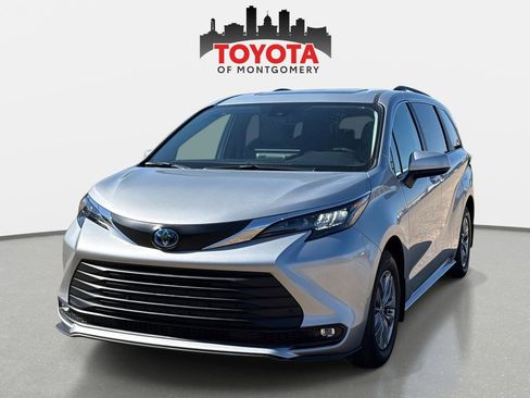 Used 2025 Toyota Sienna XLE image 7