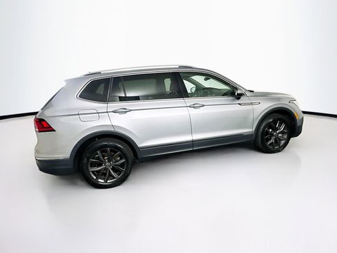 Used 2022 Volkswagen Tiguan SE w/ Panoramic Sunroof Package image 10