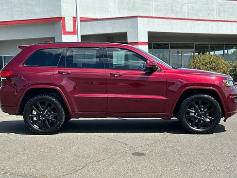 Used 2018 Jeep Grand Cherokee Altitude AWD/4WD image 6