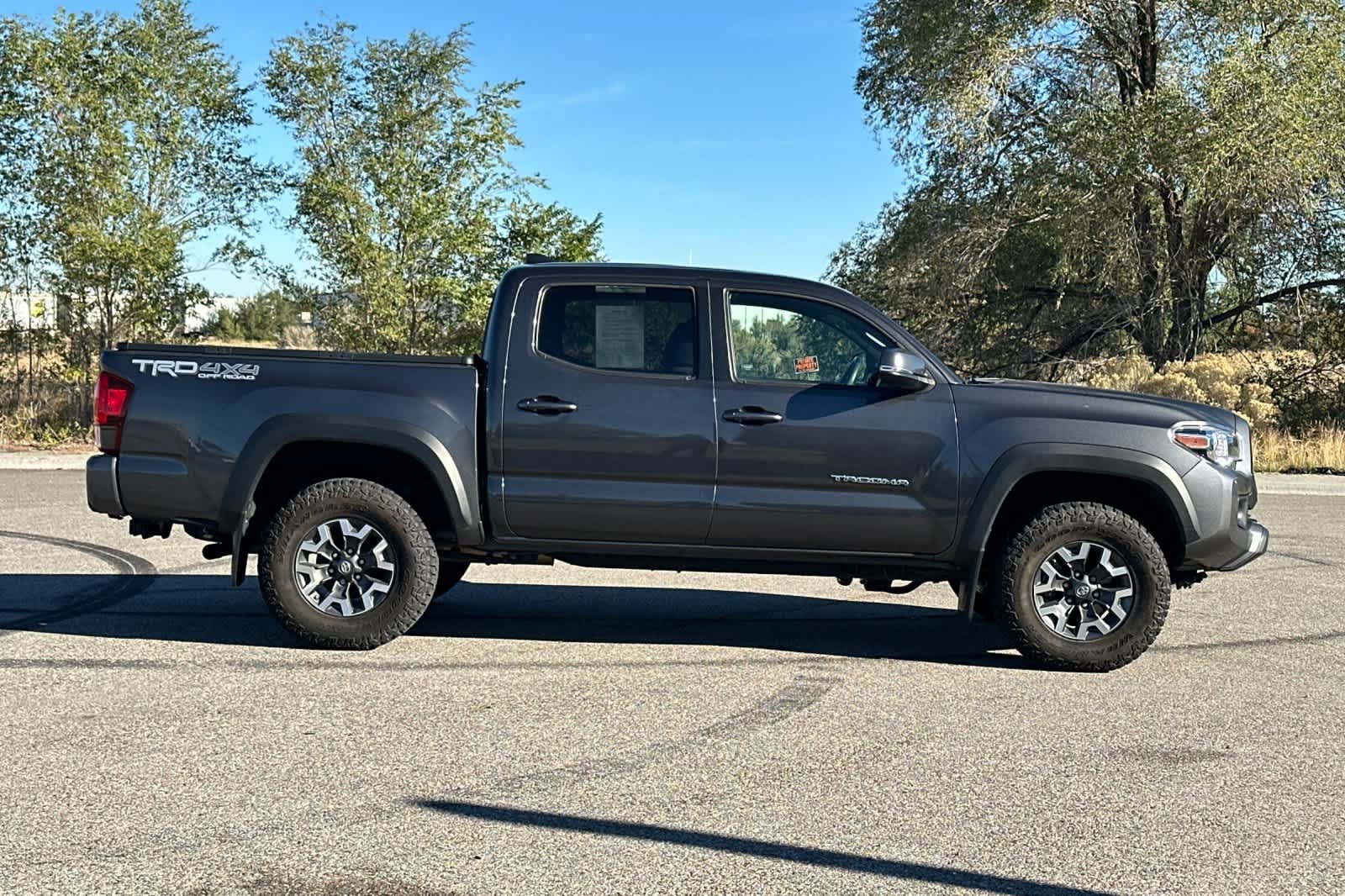 Used 2018 Toyota Tacoma TRD Off-Road w/ Technology Package AWD/4WD image 8