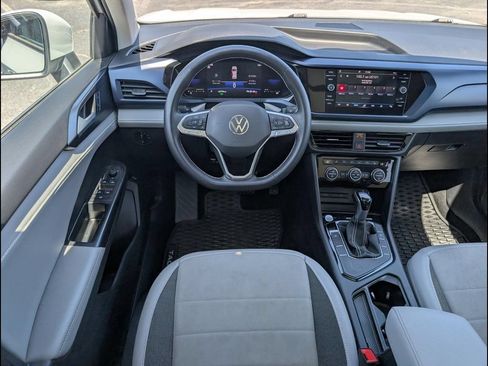Used 2024 Volkswagen Taos SE w/ Panoramic Sunroof Package FWD image 9