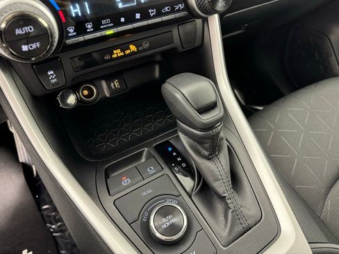 Used 2025 Toyota RAV4 XLE image 20
