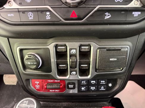 Used 2018 Jeep Wrangler Unlimited Rubicon AWD/4WD image 11