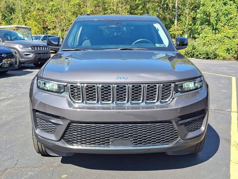 Certified 2022 Jeep Grand Cherokee Laredo w/ Luxury Tech Group I image 2