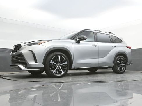 Used 2021 Toyota Highlander XSE FWD image 29