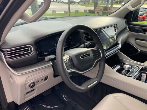 Used 2024 Jeep Wagoneer L Series II w/ Flexible Seating Group image 13