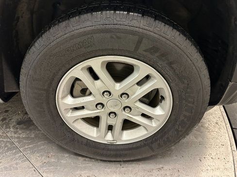 Certified 2023 Jeep Grand Cherokee Laredo image 28