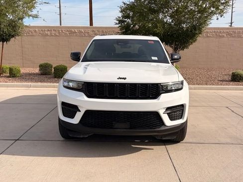 Certified 2025 Jeep Grand Cherokee Altitude AWD/4WD image 3