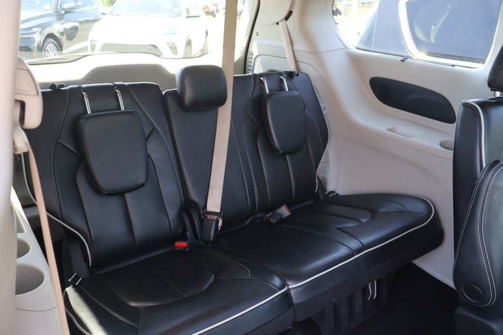 Used 2023 Chrysler Pacifica Limited FWD image 19