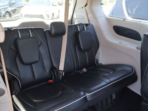 Used 2023 Chrysler Pacifica Limited FWD image 19
