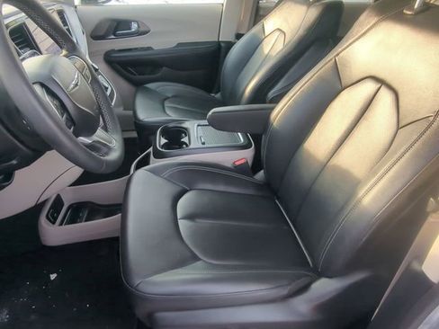 Used 2024 Chrysler Pacifica Touring-L FWD image 11