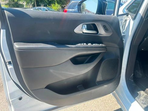 Used 2026 Chrysler Pacifica Select FWD image 10