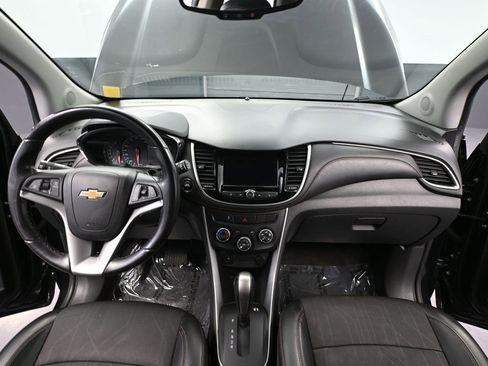 Used 2020 Chevrolet Trax LT w/ LT Convenience Package image 24