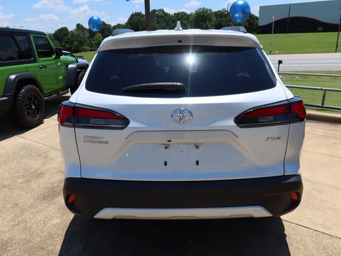 Used 2023 Toyota Corolla Cross XLE w/ Convenience Package FWD image 5