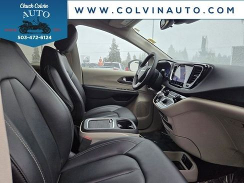 Used 2024 Chrysler Pacifica Touring-L image 34