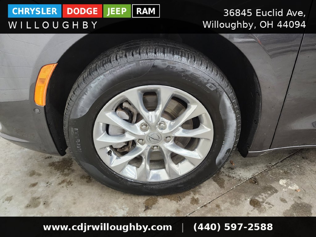 Used 2023 Chrysler Pacifica Touring-L AWD/4WD image 39