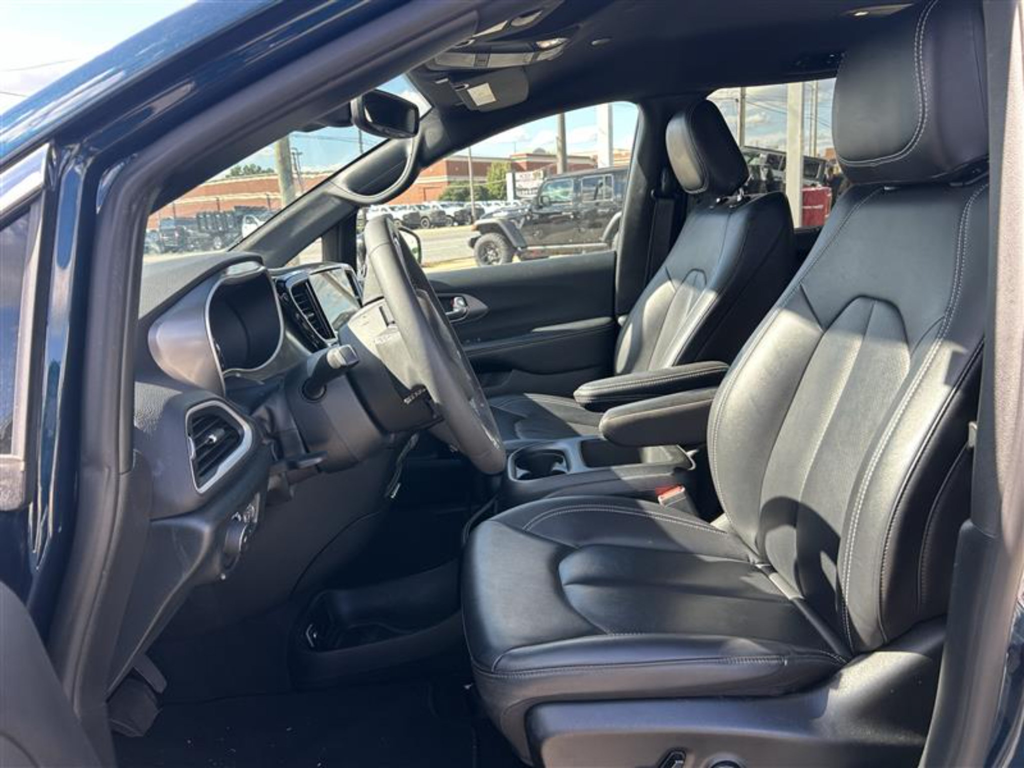Used 2025 Chrysler Pacifica Select FWD image 9