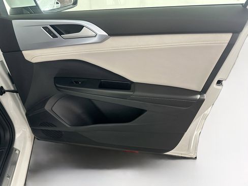 Used 2025 Volkswagen Taos SE image 30