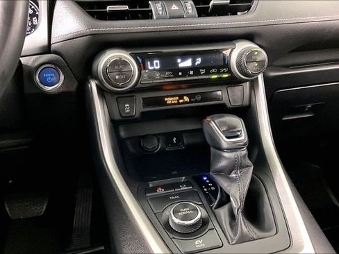 Used 2022 Toyota RAV4 XLE Premium image 8