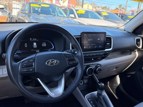 Used 2025 Hyundai Venue SEL FWD image 17
