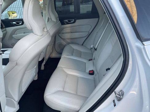 Used 2022 Volvo XC60 B5 Momentum AWD/4WD image 9