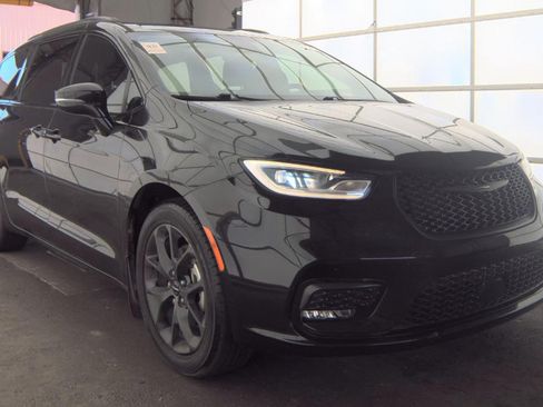 Used 2021 Chrysler Pacifica Touring w/ S Appearance Package FWD image 1