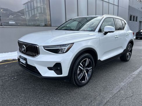 Certified 2023 Volvo XC40 B5 Plus w/ Driver Assist Package image 4