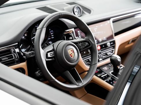 Used 2025 Porsche Macan image 9