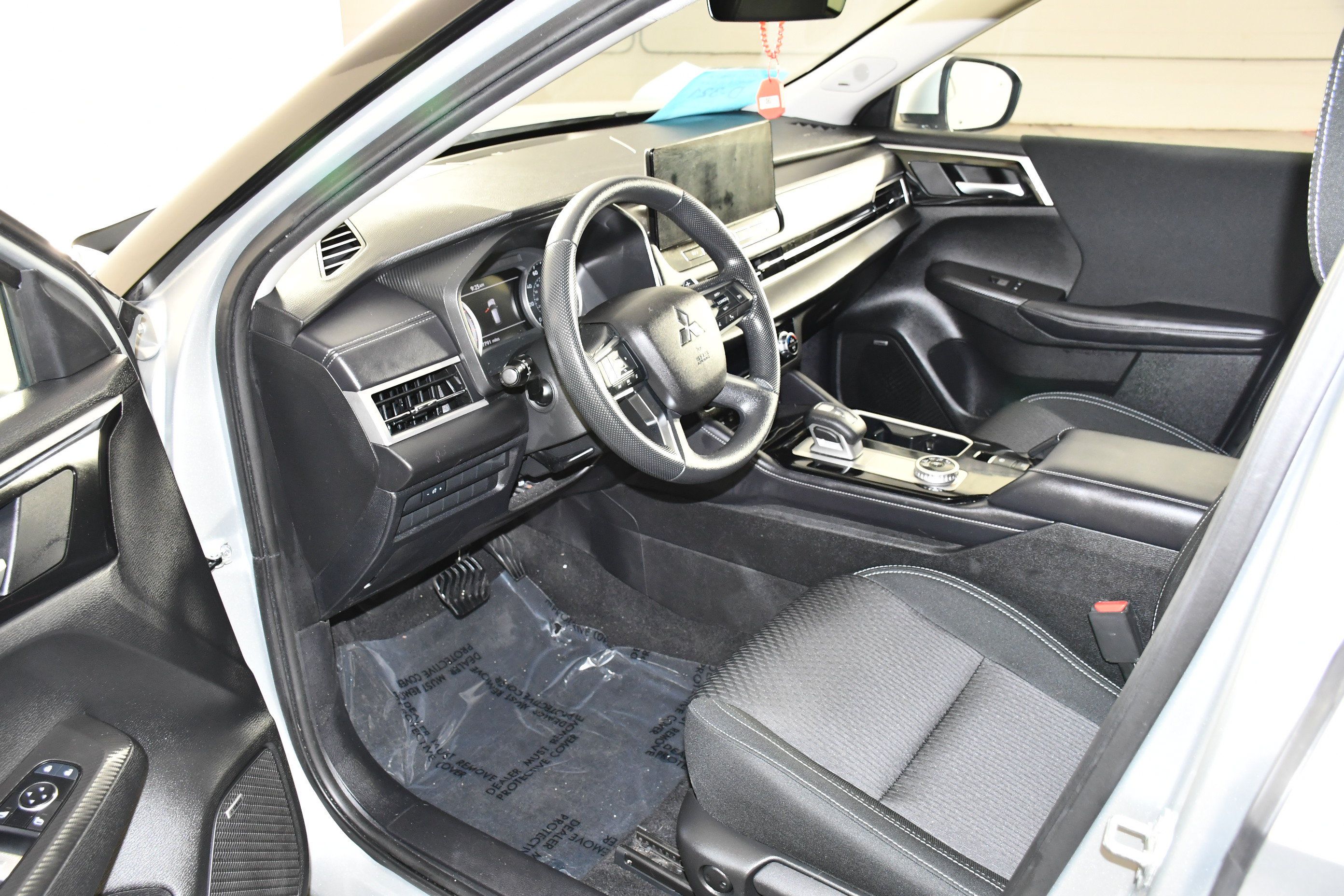 Used 2025 Mitsubishi Outlander ES FWD image 2