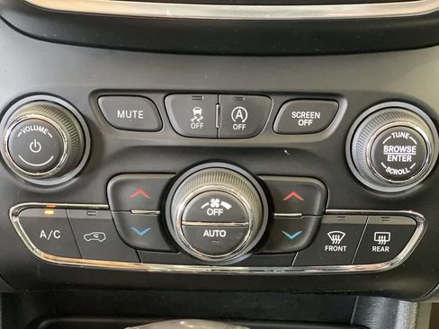 Used 2021 Jeep Cherokee Latitude Lux w/ Comfort/Convenience Group AWD/4WD image 21