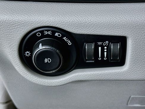 Used 2018 Chrysler Pacifica Touring-L FWD image 17
