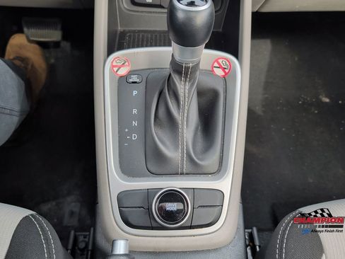 Used 2025 Hyundai Venue SEL FWD image 19