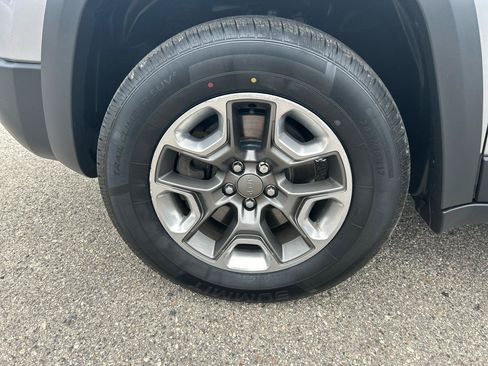 Used 2020 Jeep Cherokee Trailhawk AWD/4WD image 31