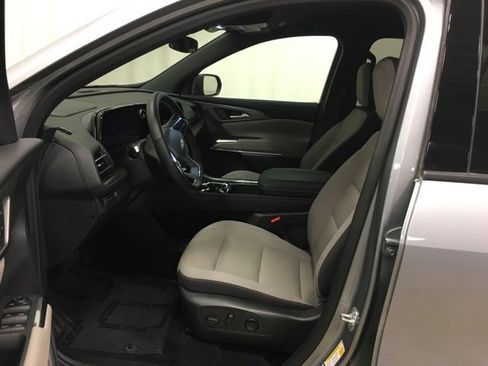 Used 2025 Chevrolet Traverse LT image 16