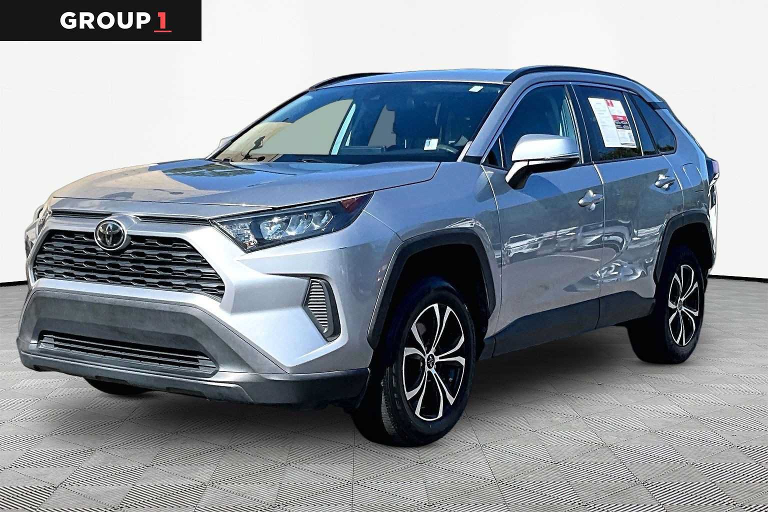 Used 2020 Toyota RAV4 LE FWD image 1