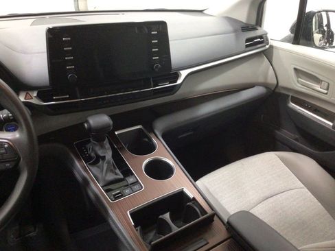 Used 2024 Toyota Sienna LE image 30