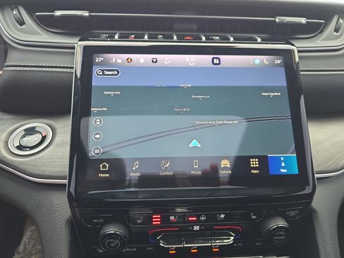 Used 2024 Jeep Grand Cherokee Limited w/ Luxury Tech Group II image 27